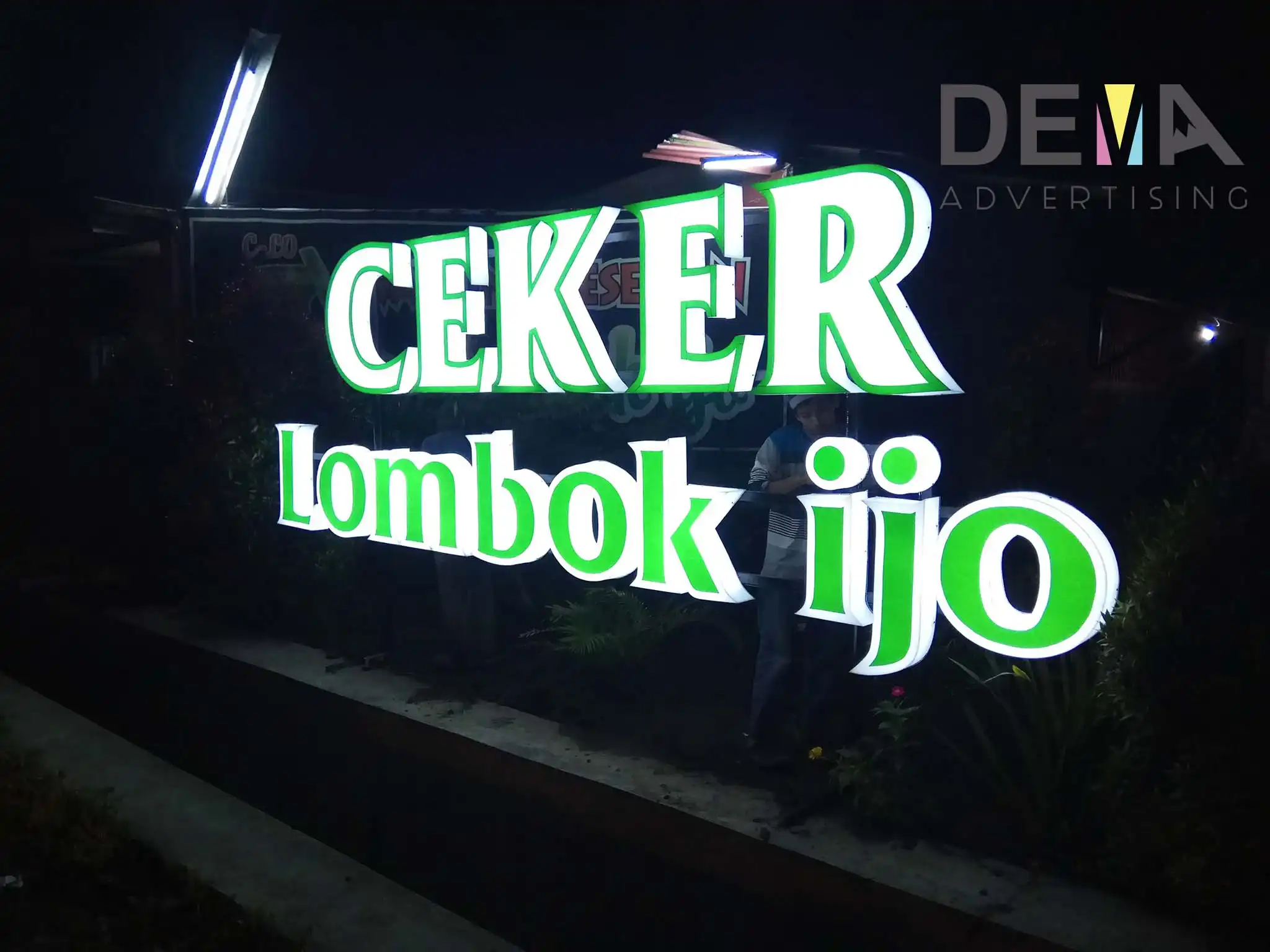 Contoh huruf timbul elegan untuk branding perusahaan